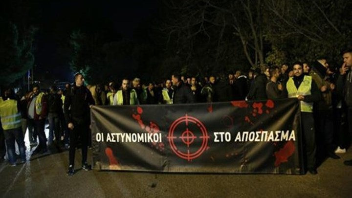 Διαμαρτυρία αστυνομικών με αναμμένα κεριά: «Είμαστε κινούμενος στόχος» (βίντεο)
